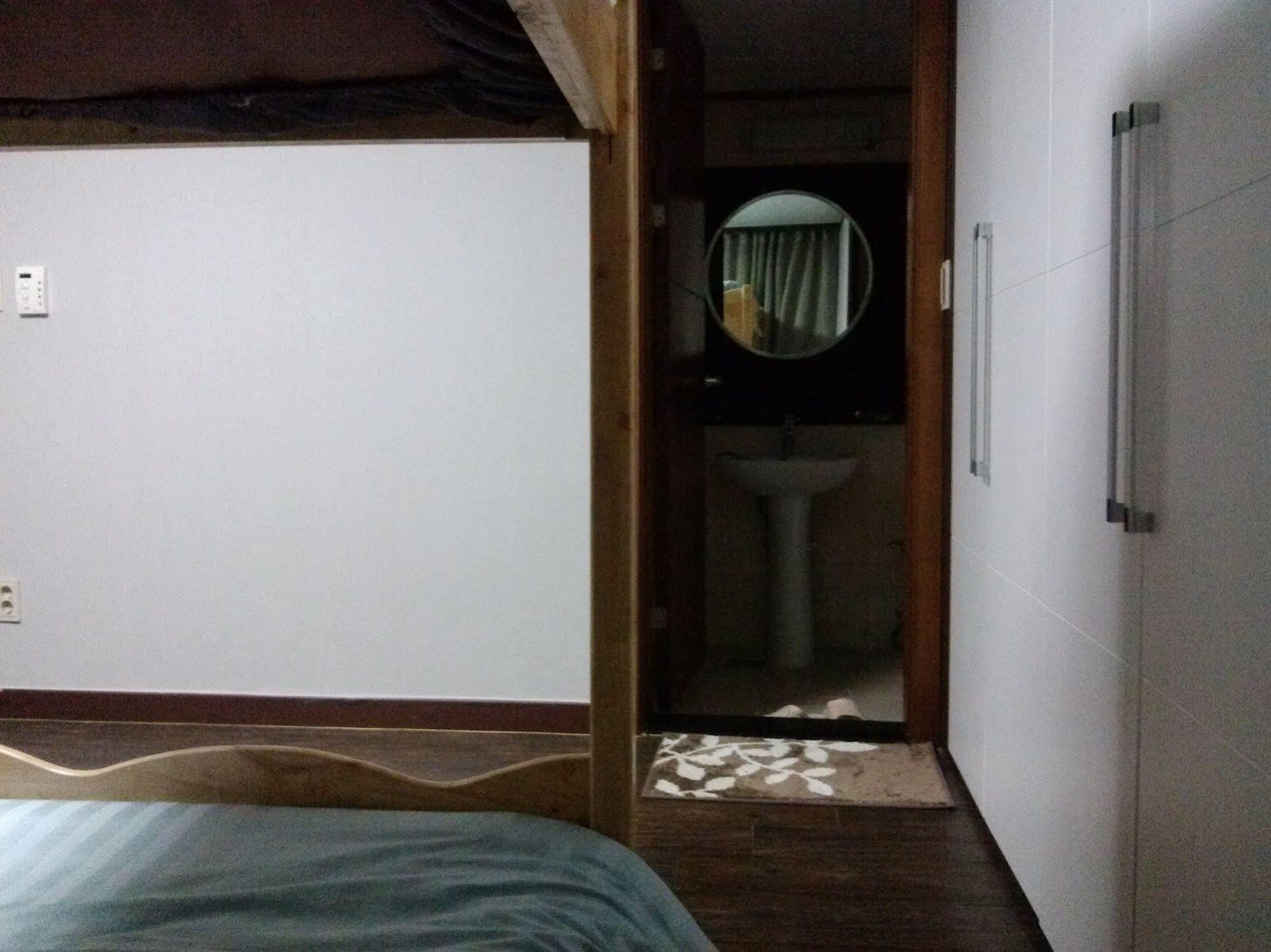 K Star Road Guesthouse - Hostel Seoul Exterior photo